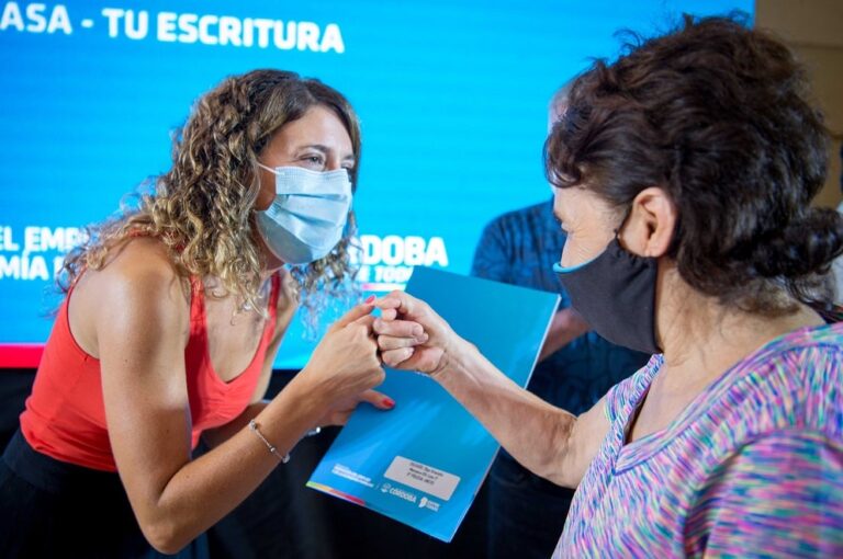 CAPITAL: LA PROVINCIA ENTREGÓ ESCRITURAS SOCIALES EN POLICIAL