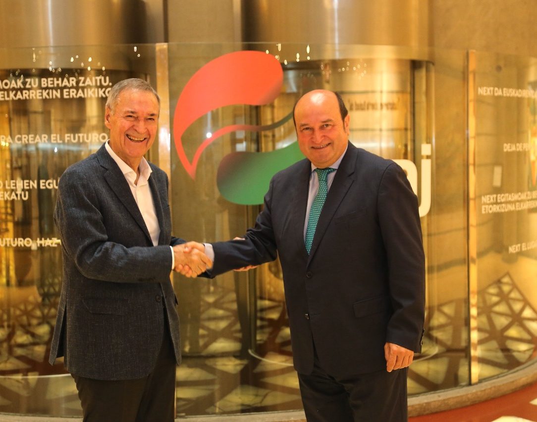 SCHIARETTI VISITÓ GERNIKA Y SE REUNIÓ CON AUTORIDADES DEL PARTICO NACIONALISTA VASCO