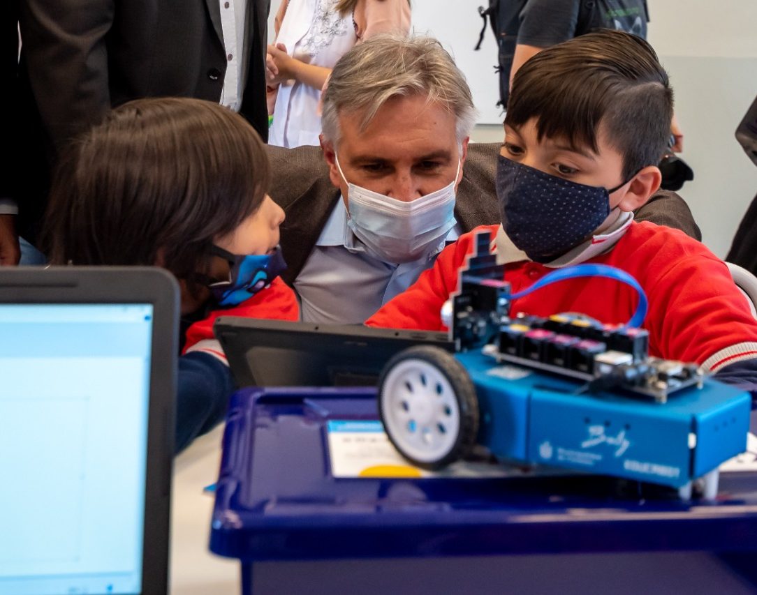 ESTUDIANTES DE LAS ESCUELAS DE LA MUNICIPALIDAD DE CÓRDOBA ACCEDERÁN A CONTENIDOS PARA EL DESARROLLO DE HABILIDADES TECNOLÓGICAS Y DIGITALES