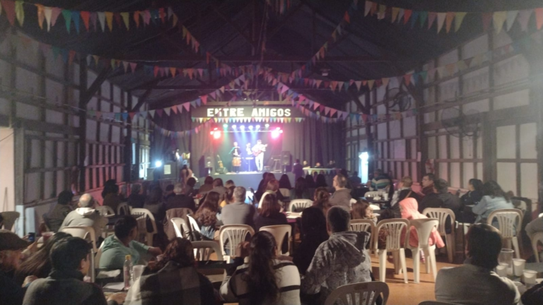 DEBERÍAMOS CONSIDERAR PERDIDOS LOS DÍAS EN QUE NO BAILAMOS NI REIMOS CON AMIGOS