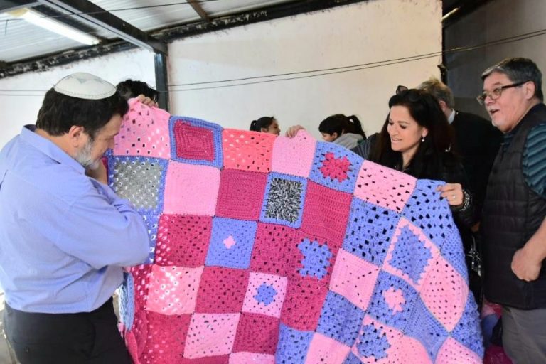 COMIPAZ DISTRIBUYÓ LAS FRAZADAS TEJIDAS EN “UN ABRIGO AL CORAZÓN”