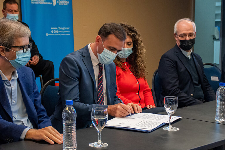 UNIVERSIDADES CAPACITAN EN DD.HH. A INTERENOS Y AGENTES CARCELARIOS