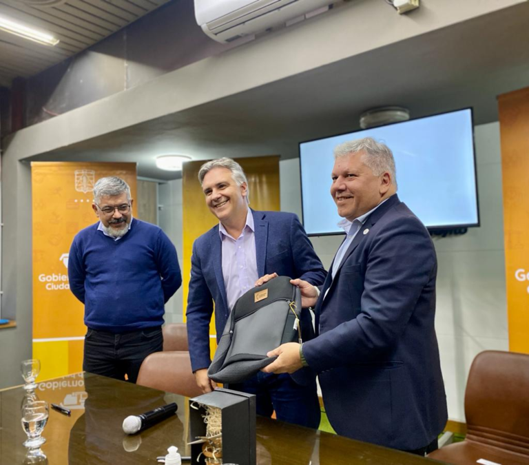 LLARYORA JUNTO A BENEDETTI EN ARROYITO