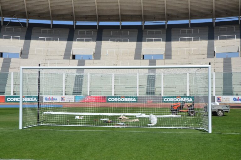 EL ESTADIO KEMPES TIENE NUEVOS ARCOS DE FÚTBOL