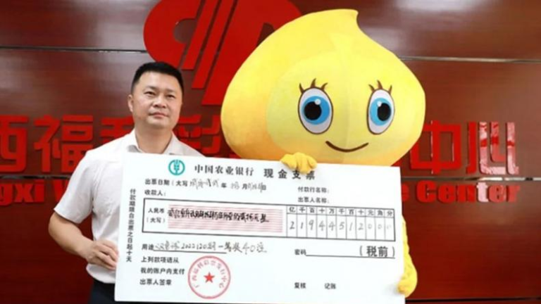 GANÓ LA LOTERÍA Y RECIBIÓ EL PREMIO DISFRAZADO PARA OCULTARSE DE SU FAMILIA