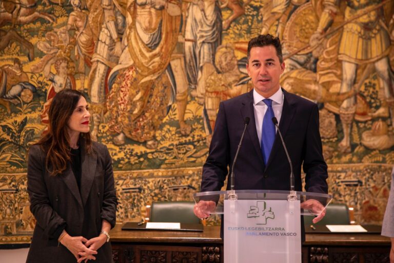 MANUEL CALVO FIRMÓ UN CONVENIO CON LA PRESIDENTA DEL PARLAMENTO VASCO