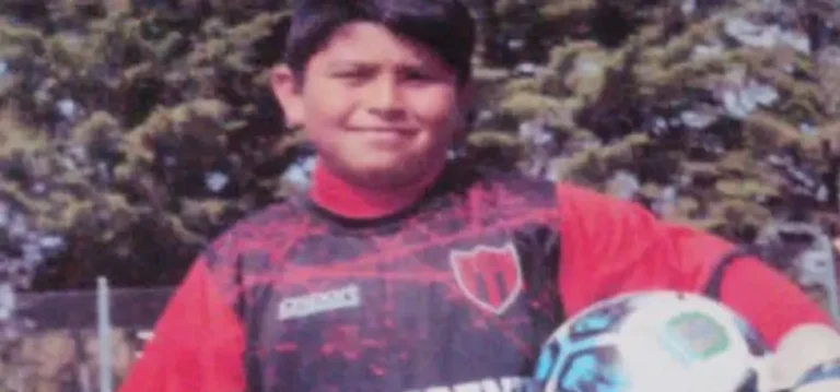 JERE, EL NIÑO QUE LE FALTA UN BRAZO Y SUEÑA SER COMO EL DIBU MARTÍNEZ