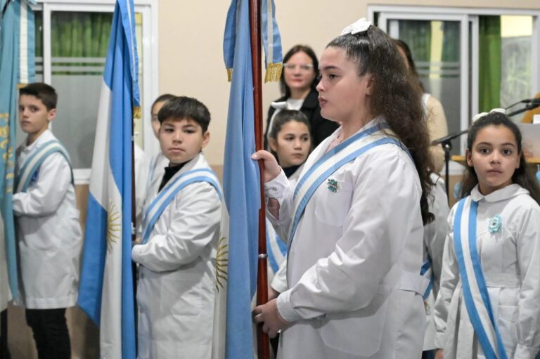 MÁS DE 380 ALUMNOS HICIERON SU PROMESA DE LEALTAD A LA BANDERA