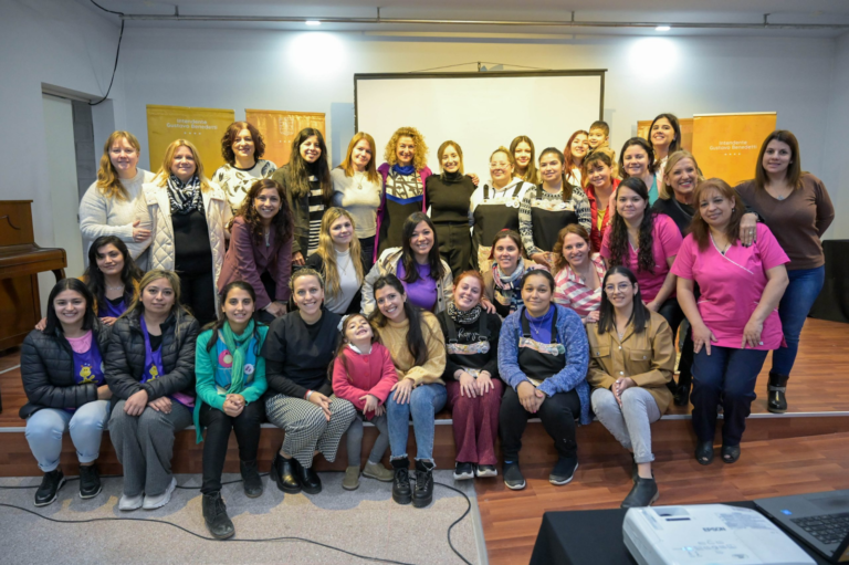 ENTREGA DE CERTIFICADOS A DOCENTES EN LA FORMACIÓN DE PRIMERA INFANCIA