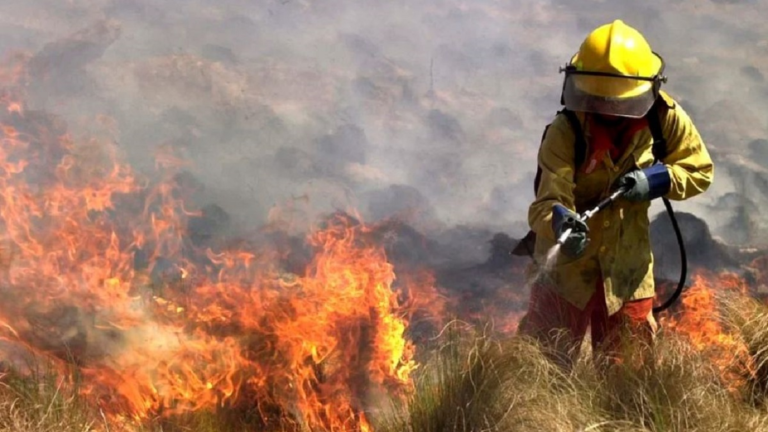 CONTINÚA EL COMBATE CONTRA LOS INCENDIOS EN MINA CLAVERO