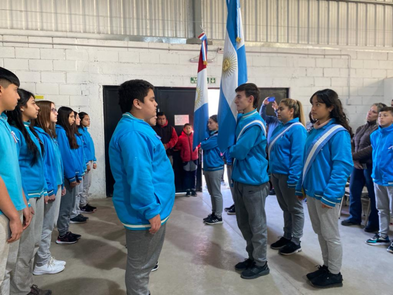 ALUMNOS DE ARROYITO JURARON LEALTAD A LA BANDERA DE CÓRDOBA