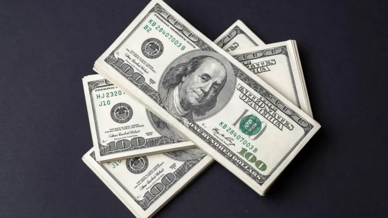 EL DÓLAR BLUE SIGUE EN CAÍDA Y CERRÓ EN $920