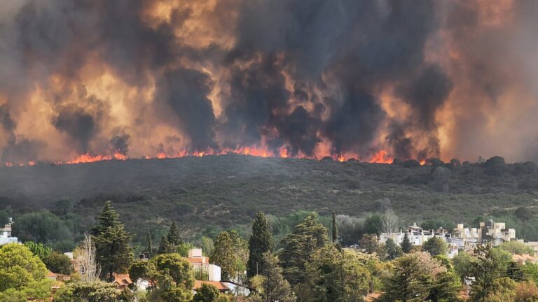 EL FUEGO NO DA TREGUA Y CONTINÚA ARRASANDO EL VALLE DE PUNILLA