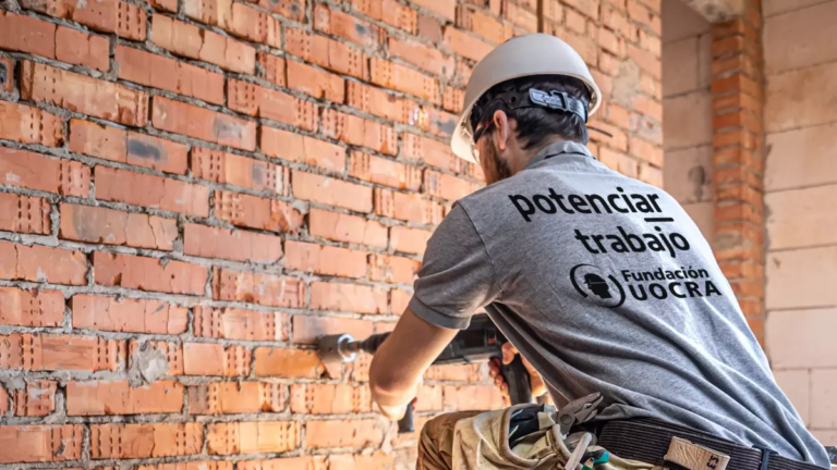 PIDEN DAR DE BAJA 160 MIL PLANES SOCIALES POR VIAJAR AL EXTERIOR