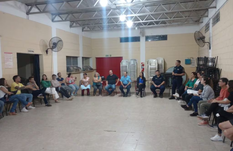 VECINOS DEL SECTOR SUR DE LA CIUDAD SE REUNIERON CON LA POLICÍA