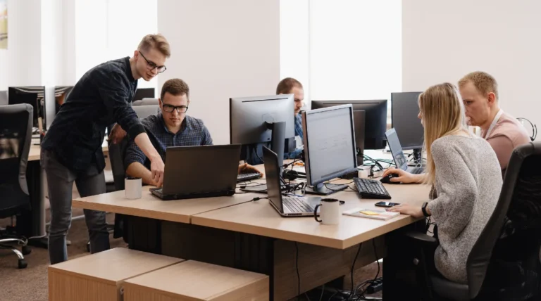 ARGENTINA ES EL 2° PAÍS CON MENOS HORAS DE TRABAJO SEMANALES