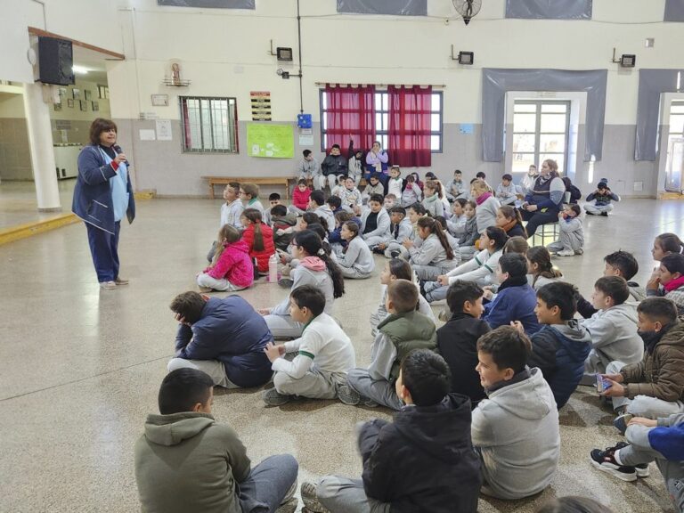 LA CAMPAÑA DE PREVENCIÓN CONTRA EL DENGUE CONTINÚA EN LAS ESCULAS