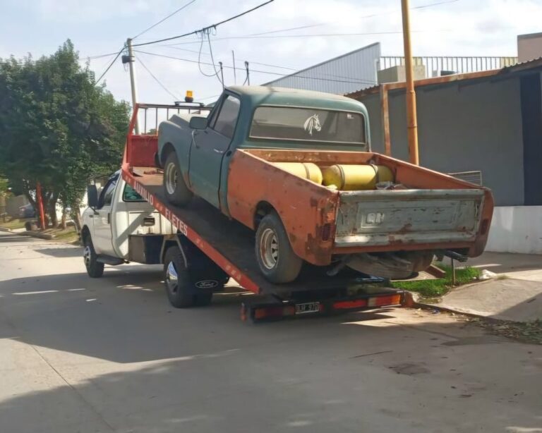 CONTINÚA EL PROCESO DE RETIRO DE VEHICULOS ABANDONADOS EN LA VÍA PÚBLICA