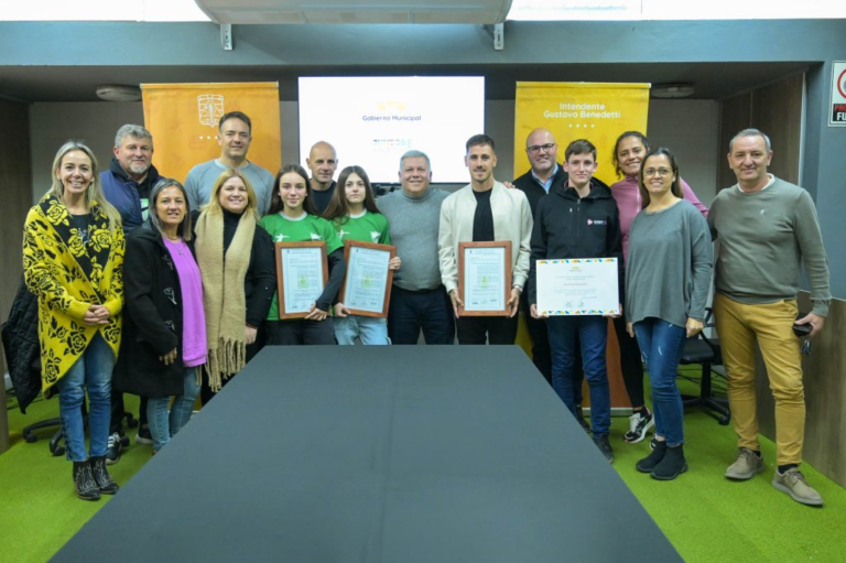 EL MUNICIPIO HIZO ENTREGA DE RECONOCIMIENTOS A DEPORTISTAS