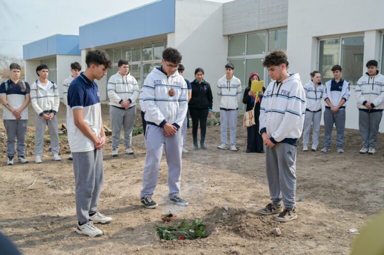 ALUMNOS DEL PROA PLANTARON ÁRBOLES EN CONMEMORACIÓN DE LA PACHAMAMA