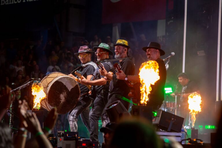 JESÚS MARÍA SE LLENÓ DE FIESTA CON LOS TEKIS Y LA KONGA