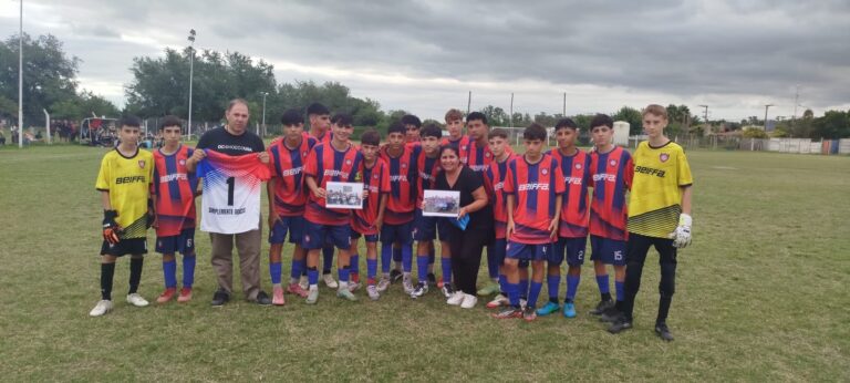 EMOTIVO HOMENAJE A TEO STOLA EN LA PREVIA DEL PARTIDO ENTRE SPORTIVO 24 Y EL C.A.P.U.