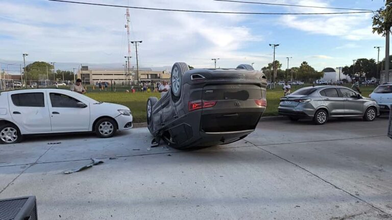 CAMIONETA VOLCÓ TRAS CHOCAR CONTRA DOS VEHÍCULOS ESTACIONADOS