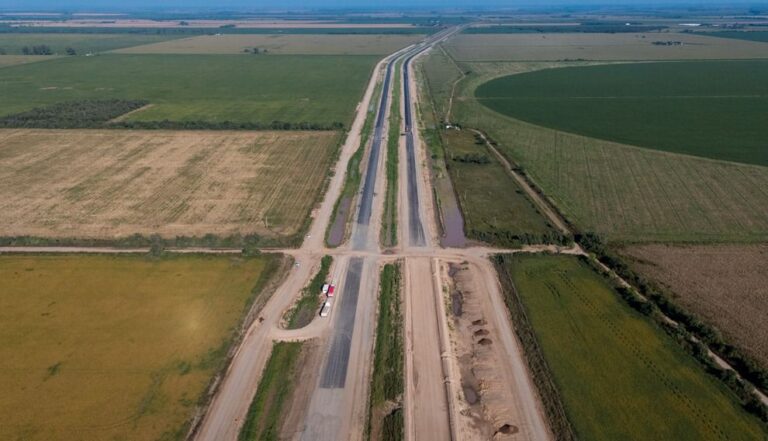 AVANZA LA OBRA DE LA AUTOPISTA 19: YA ASFALTARON 4 KILÓMETROS DE CALZADA