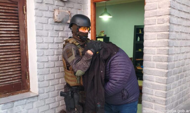 LA FPA DETUVO A DOS HOMBRES Y SECUESTRÓ DROGA EN BARRIO XANAES